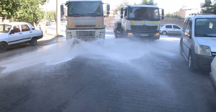 HALİLİYE’DE DEZENFEKTE VE KÖPÜKLÜ YIKAMA DÖNÜŞÜMLÜ OLARAK DEVAM EDİYOR