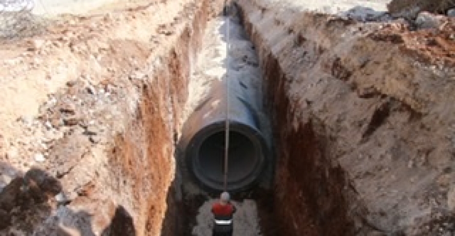 BÜYÜKŞEHİRDEN AKÇAKALE YOLUNDA YAĞMUR SUYU DRENAJ ÇALIŞMASI