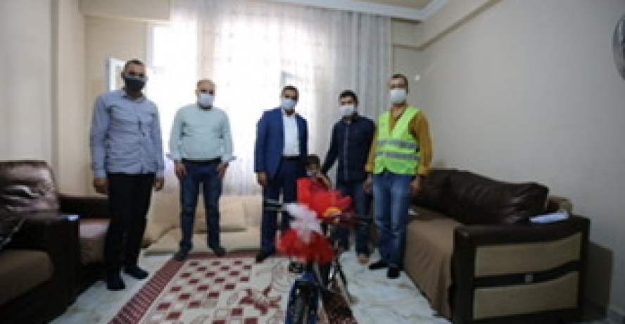 EYYÜBİYE BELEDİYESİ, ÖRNEK DAVRANIŞ SERGİLEYEN PERSONELİNİ UNUTMADI.