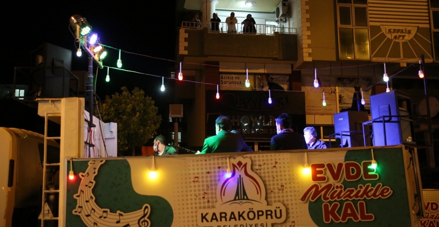 Balkona Çık Konser Var 