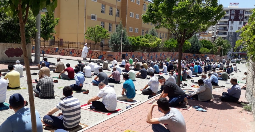 Maskeli Mesafeli İbadet 