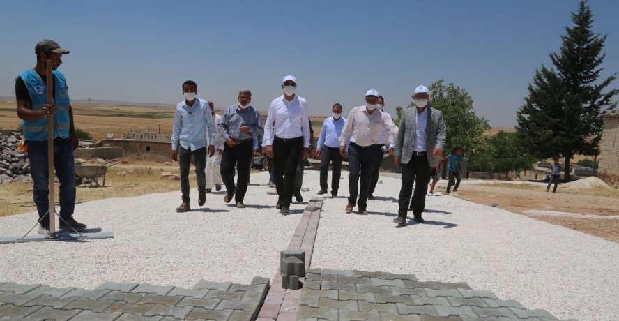 BAŞKAN KUŞ, KIRSALDA YAPILAN PARKE TAŞI ÇALIŞMALARINI İNCELEDİ.