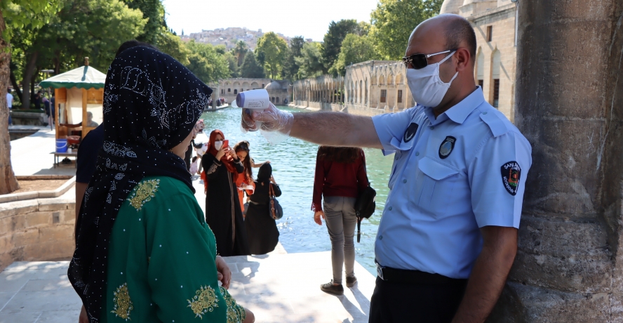 BÜYÜKŞEHİRDEN VATANDAŞLARA ÜCRETSİZ MASKE DAĞITIMI DEVAM EDİYOR