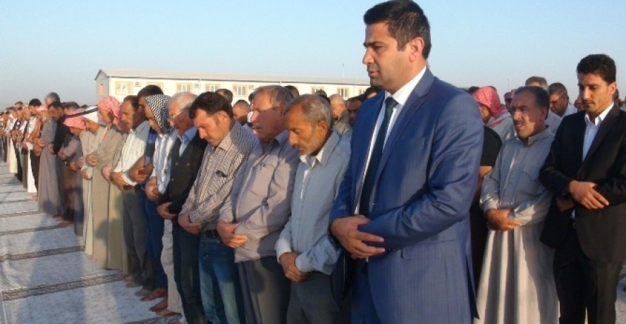 Çadırkentte Bayram Namazı