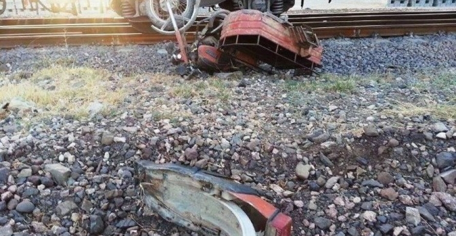 Sepetli Motosikletiyle Trene Çarptı