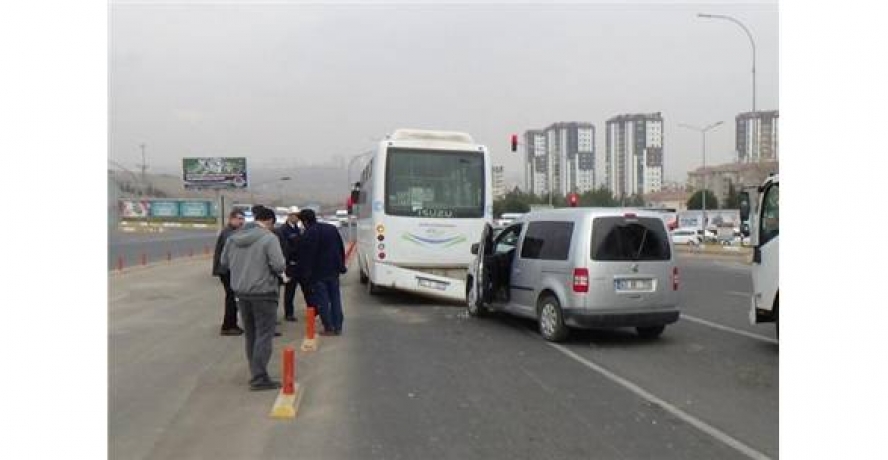 Halk Otobüsüne Çarpan Aracın Sürücüsü Yaralandı
