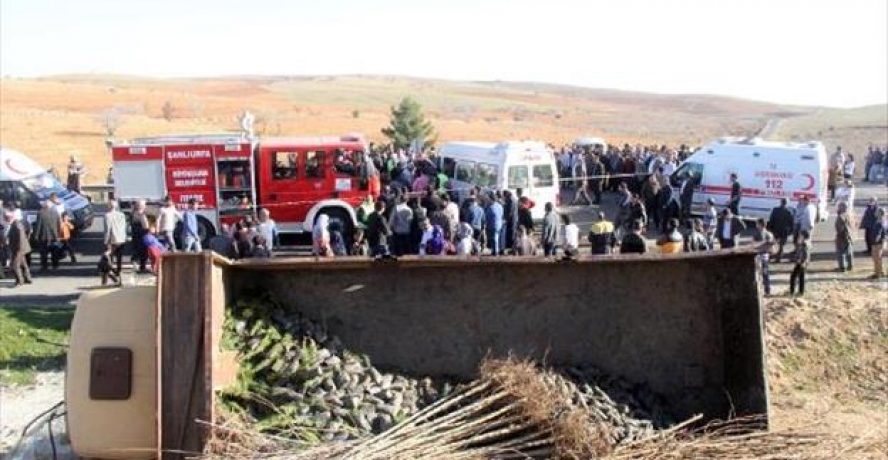 Öğrenci Servisiyle Kamyon Çarpıştı: 15 Yaralı