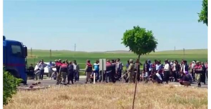 Elektrik Sayacı Taktırmak İstemeyen Çiftçiler Yolu Kapattı