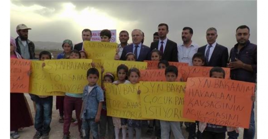 Çocuklar Pankart Açıp Bakan Yardımcısının Yolunu Kesti