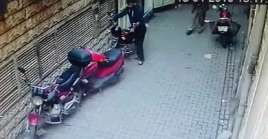 Motosiklet Çalan Hırsızın Rahatlığı Şaşırttı