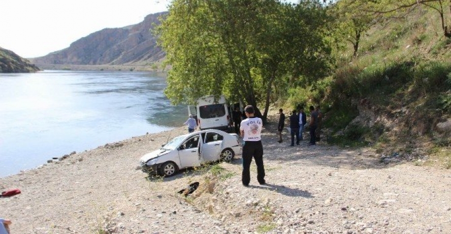 Pikniğe Giden Gençlerin Otomobili Nehre Uçtu
