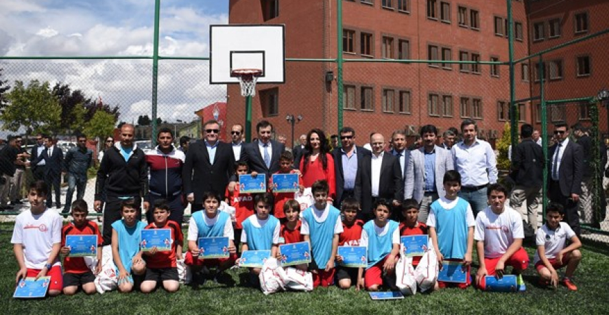 Vali Küçük Suriyeli Çocuklarla Maç Yaptı