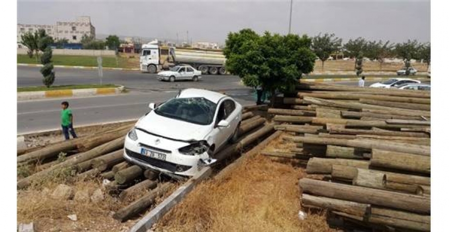 Yoldan Çıkan Otomobil Takla Attı