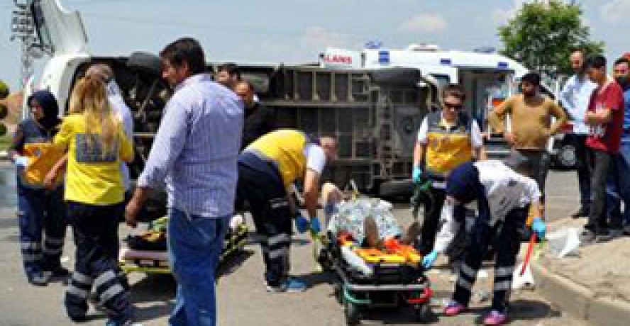 Minibüs İle Otomobil Çarpıştı: 4 Yaralı