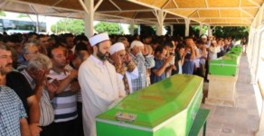 Kazada Ölen 10 Kişi Defnedildi