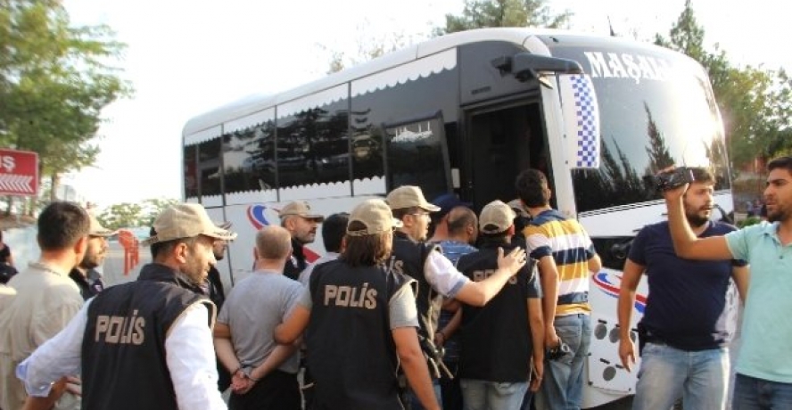 Darbe şüphelilerine linç girişimini polis önledi