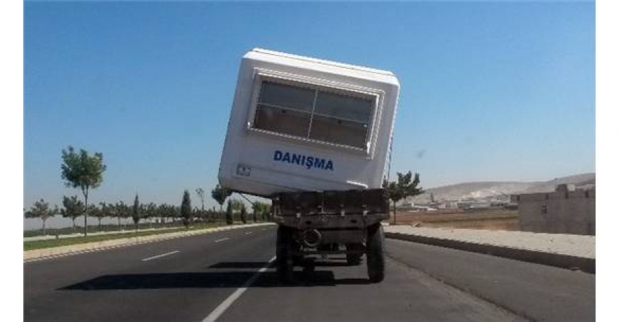 Danışma kulübesini traktöre yükleyip taşıdı