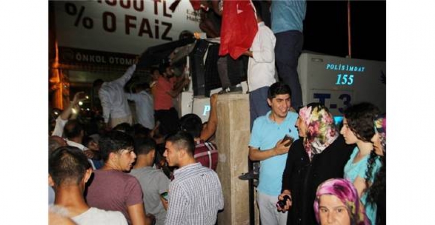 Polisleri öpüp gözyaşlarına boğuldu