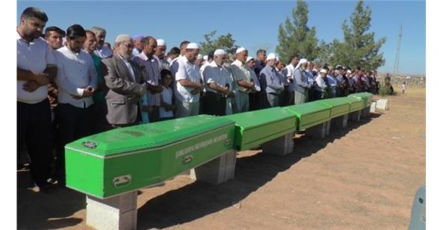 Şanlıurfa’daki kazada ölen 7 kişi yan yana defnedildi