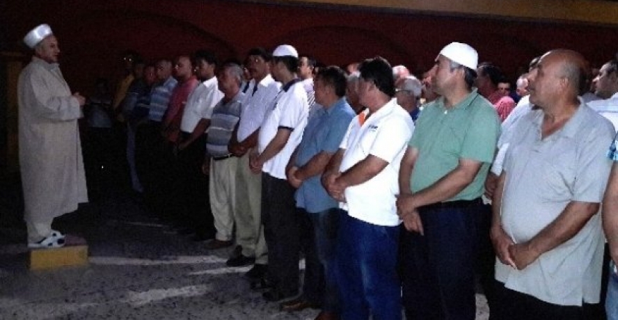 Demokrasi şehitleri için gıyabi cenaze namazı kılındı