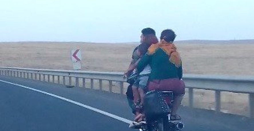 Motosiklet üzerinde tehlikeli yolculuk