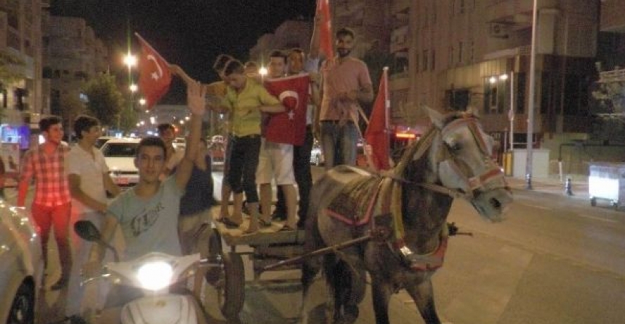 Şanlıurfa’da darbe girişimi protestosu