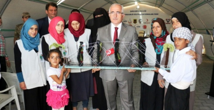 Suriyeliler Şanlıurfa Valisine darbe girişiminin sembolü Boğaz Köprüsü’nün maketini hediye etti