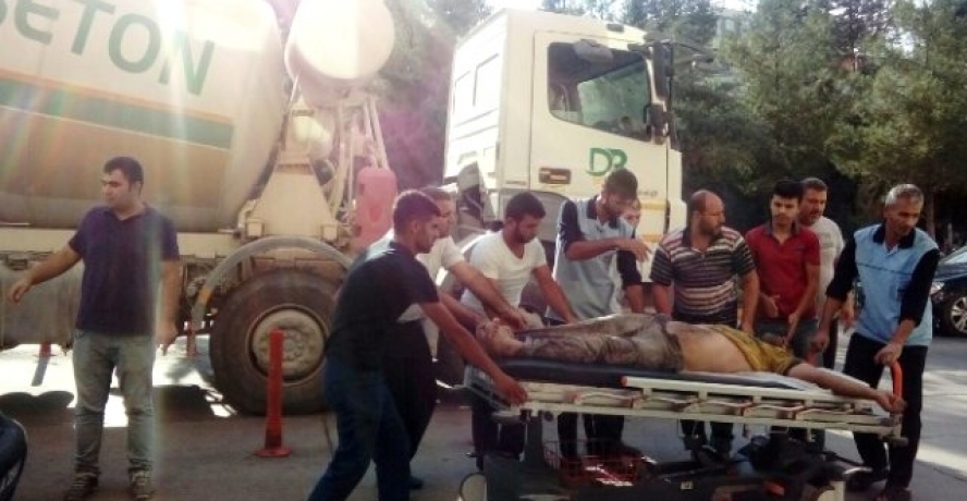Yüksekten düşen işçi beton mikseriyle hastaneye getirildi