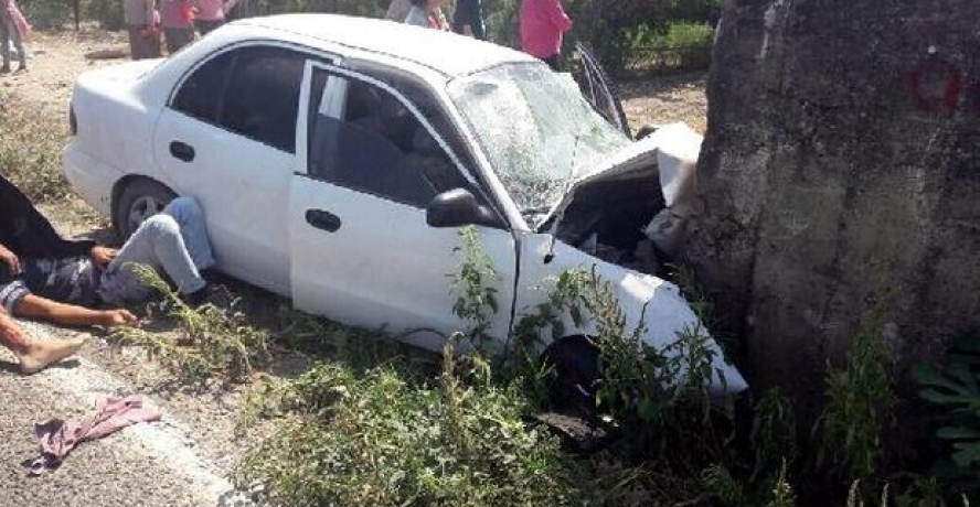 Motosikletle otomobil çarpıştı: 3 yaralı