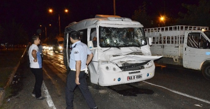 Siverek’te yolcu minibüsü kamyona çarptı: 7 yaralı
