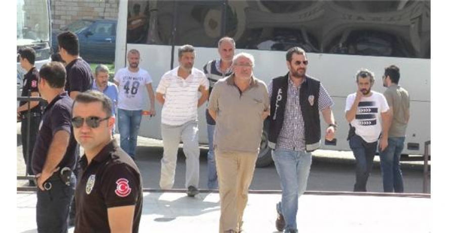 Gözaltına alınan iş adamları ve doktorlar adliyeye sevk edildi