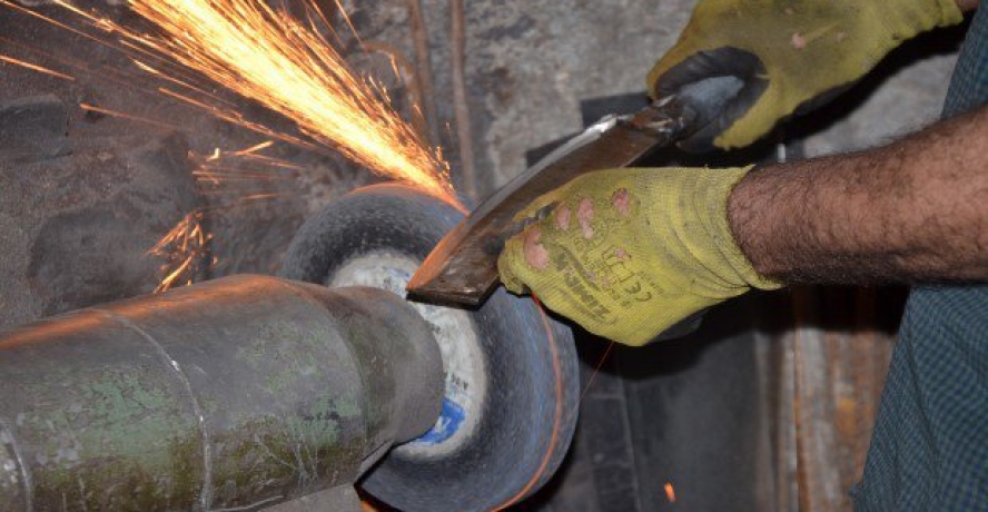 Bıçaklar kurbanlar için bileniyor