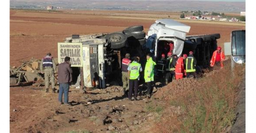 Çarpışan tır ve kamyon şarampole uçtu: 2 yaralı