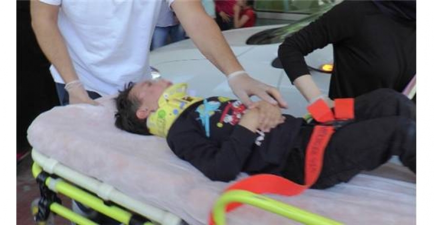 Yolun karşısına geçmeye çalışan çocuğa otomobil çarptı