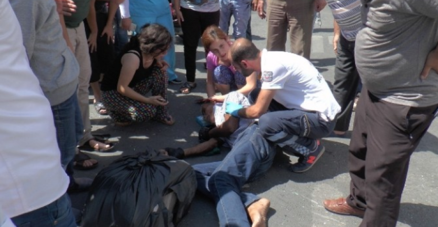 Motosiklet ticari araca çarptı: 1 ağır yaralı