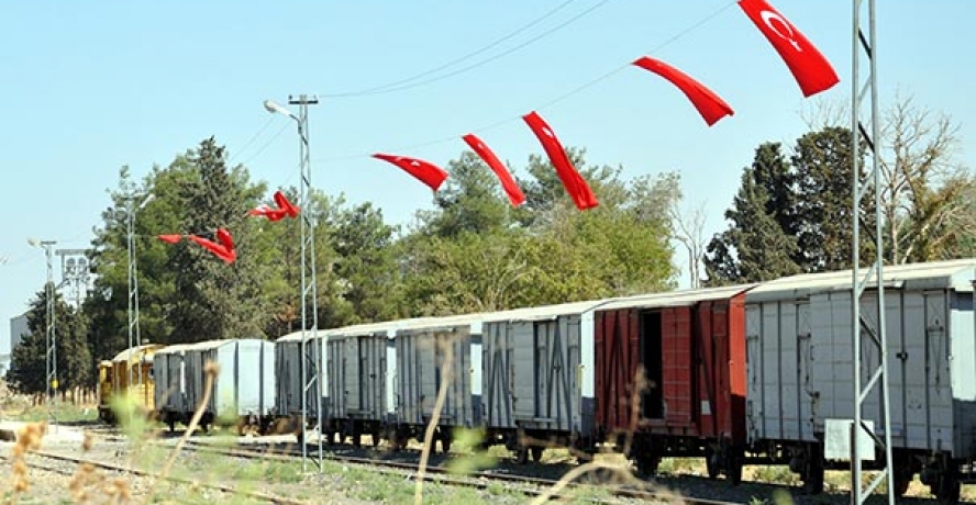 Suriye sınırı Türk bayrakları ile donatıldı