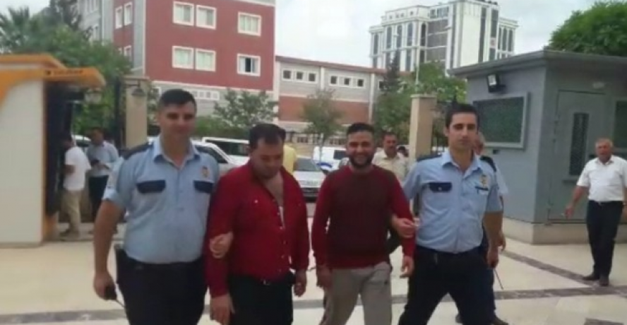 Uyuşturucu satıcısı adliyeye gülerek girdi