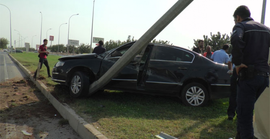Otomobil aydınlatma direğine çarptı: 1 yaralı