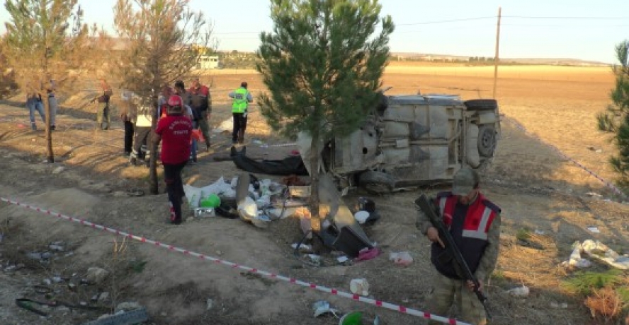 Taşa çarpan otomobil takla attı: 1 ölü, 3 yaralı