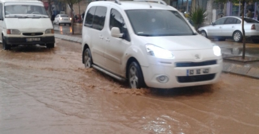 Şanlıurfa’da 10 dakikalık yağmur yolları göle çevirdi