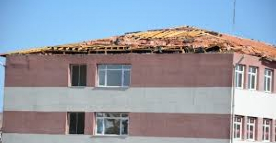 Öğrenciler tehlike saçan çatı yüzünden okula gitmiyor