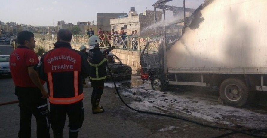 Park halindeki kamyonet alev alev yandı