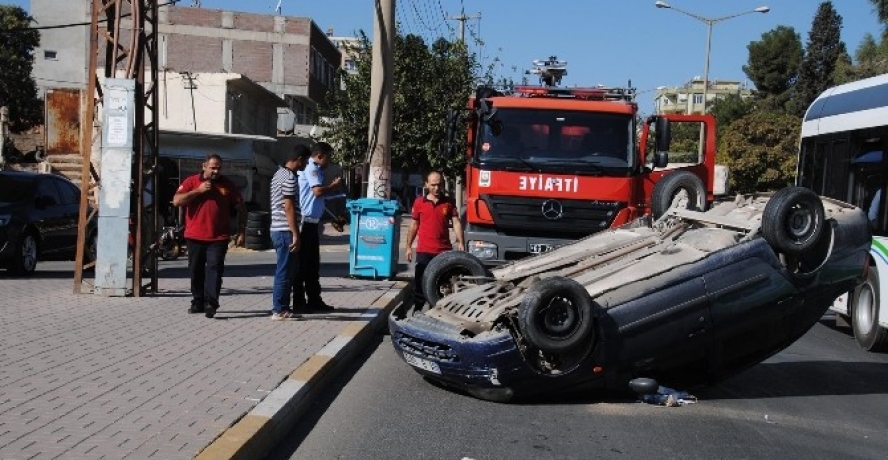 Araçta sıkışan yaralıyı itfaiye ekipleri kurtardı