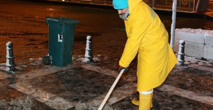 Başkan Demirkol, Karla Mücadele Ekiplerini Yalnız Bırakmadı