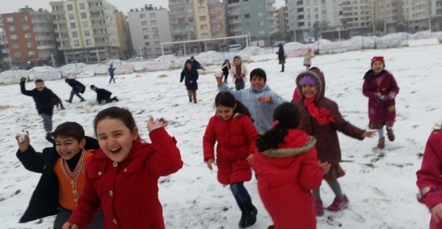 Birecik’te Uzun Süre Sonra İlk Kez Yağan Karda Çocuklar Doyasıya Eğlendi