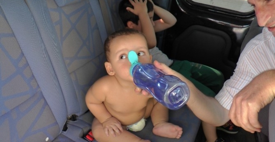 İtfaiyenin kurtardığı küçük kardeşlerin ilk işi su içmek oldu