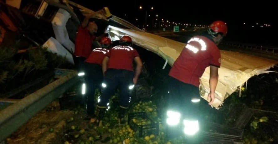 Meyve yüklü kamyon devrildi: 1 yaralı