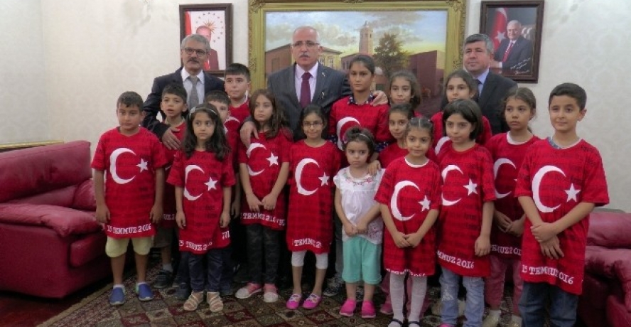 Öğrencilerden darbecilere karşı her dilde “Korkma” mesajı