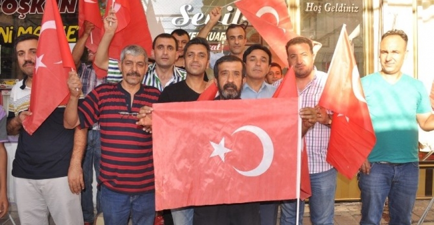 Okul müdürü vatandaşlara Türk Bayrağı dağıttı