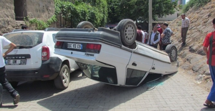 Otomobil Takla Attı, 2 Kişi Yaralandı